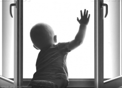 В Волгограде 2-летний мальчик выпал из окна второго этажа