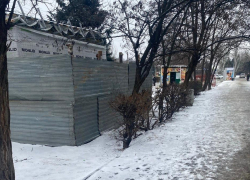 В Волжском уже год ищут собственника стройки у остановки