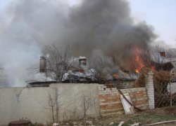 В Волжском неизвестные сожгли частный дом