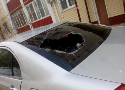 Волжанин чудом не пострадал, когда ледяная глыба разбила его иномарку