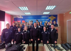 Юные инспекторы поздравили волжскую ГАИ с 90-летием и примерили на себя роль стражей порядка