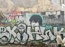«Пощечина кумиру поколений»: фанаты Паши Техника осквернили легендарную стену Цоя на Арбате