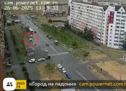 В Волжском сдуло ветром киоск: видео