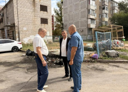 В Волжском после пожара мусор продолжают складывать прямо на площадке