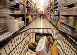 В Волгограде парковщики тележек ограбили пенсионера у супермаркета