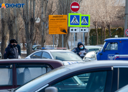 Из-за дерева в Волжском скончался мужчина