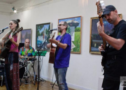 В Волжском прошел семейный квартирник группы "Марьяж "Декорации"