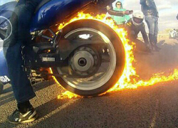 Экстремальными покатушками на одном колесе и сжиганием резины закрыли мотосезон байкеры Волжского