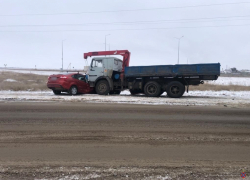 КАМАЗ подмял под себя легковушку на дороге в Волжском