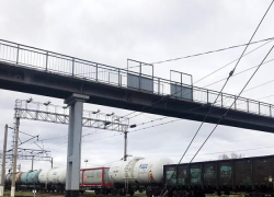 В Волжском завершили ремонт пешеходного моста через железную дорогу