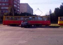 В Волжском иномарка протаранила "трамвай"
