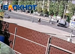 Водителя спасли очевидцы: эксклюзивное видео и подробности аварии с опрокинутой машиной в Волжском