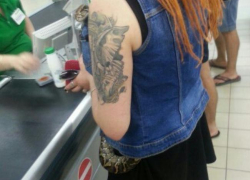 В торговый центр Волжского пришла покупательница со змеей на шее