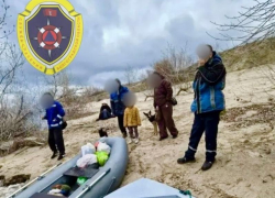 Волгоградские спасатели вывезли семью с малышом с острова за минуты до шторма