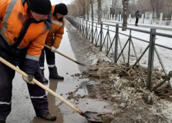 Волжский в снежном плену: коммунальщики борются с наледью