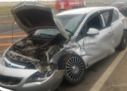 В Волжском легковушка столкнулась с фурой