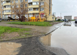 «Лодку можно доставать»: яма между домами в Волжском снова разрастается