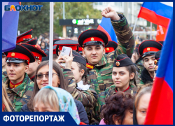 В Волжском прошел патриотический концерт «За наших! За Россию!»: фото