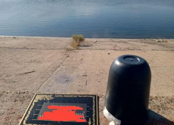 В Волжском развеяли прах умершего над рекой и бросили рядом урну