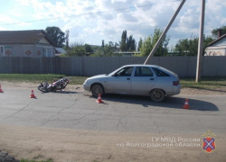 В Ленинске водитель без прав на мопеде столкнулся с автомобилем