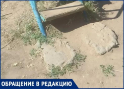 Песком посыпали опасную детскую площадку в Волжском: как жителям приходится бороться за инфраструктуру 
