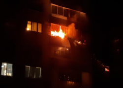 Пожар на балконе озарил ночной Волжский