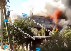 Близ Волжского сгорел частный дом