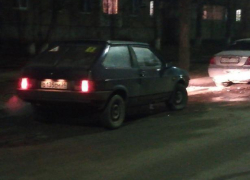 Неадекватный волжанин на авто друга устроил ДТП во дворе Волжского