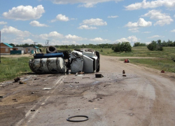 Молочные реки: под Волгоградом перевернулся молоковоз