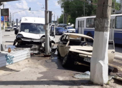 4 человека пострадали при столкновении маршрутки и иномарки в Волгограде: последствия попали на видео