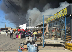 Огромный пожар на рынке в Волгограде полыхает с самого утра 