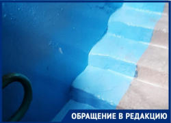 Благодаря публикации в «Блокнот Волжский» залатали провал на лестничном пролете