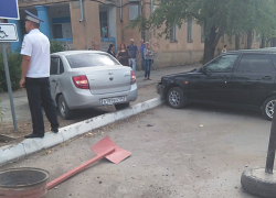 Пьяный в хлам водитель устроил "расколбас" на Набережной Волжского: снес знаки и протаранил "Приору"