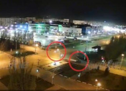 Лихач на полной скорости проскочил на красный и столкнулся с другим авто. Видео