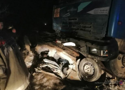 Пять человек погибли на трассе в области: легковушка влетела под КамАЗ