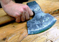 Двое в масках изрубили топором жителя Лебяжьей поляны на глазах у его жены