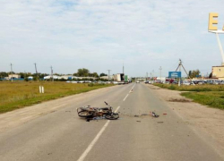 Молодой человек на мопеде попал под внедорожник