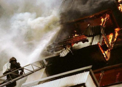 В Волжском огонь охватил балкон в многоэтажке  