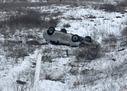 В Волгоградской области мужчина погиб в перевернувшемся авто