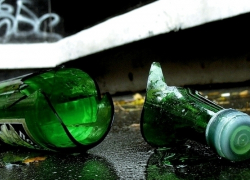 В Волжском 25-летняя девушка разбила бутылку о лицо подруги