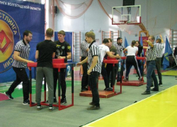 Волжане поборолись за титул чемпионов области по армрестлингу