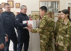 Школьники из Волжского поздравили Росгвардию с 10-летием