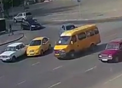 Бесцеремонно помяла старенькие "Жигули" ярко-желтая иномарка в Волжском 