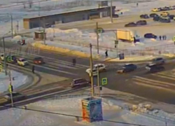 Отбросило на пешеходную зону: ДТП на перекрестке в Волжском