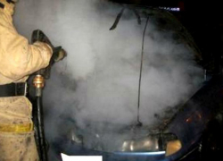 В Волжском неполадки в иномарке привели к пожару