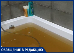 Ржавая вода из крана течет в Волжском: жительница возмущена