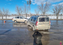 На дороге в Волжском произошло столкновение двух машин: есть пострадавшие 