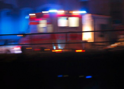 Ночью в Волжском автомобиль сбил женщину с ребенком