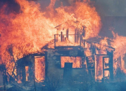 В Камышинском районе под завалами сгоревшего дома обнаружен погибший мужчина