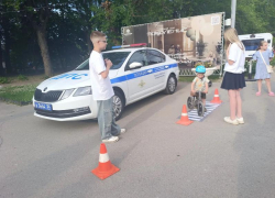 ЮИД и автоинспекторы Волжского научили детей и родителей безопасному лету